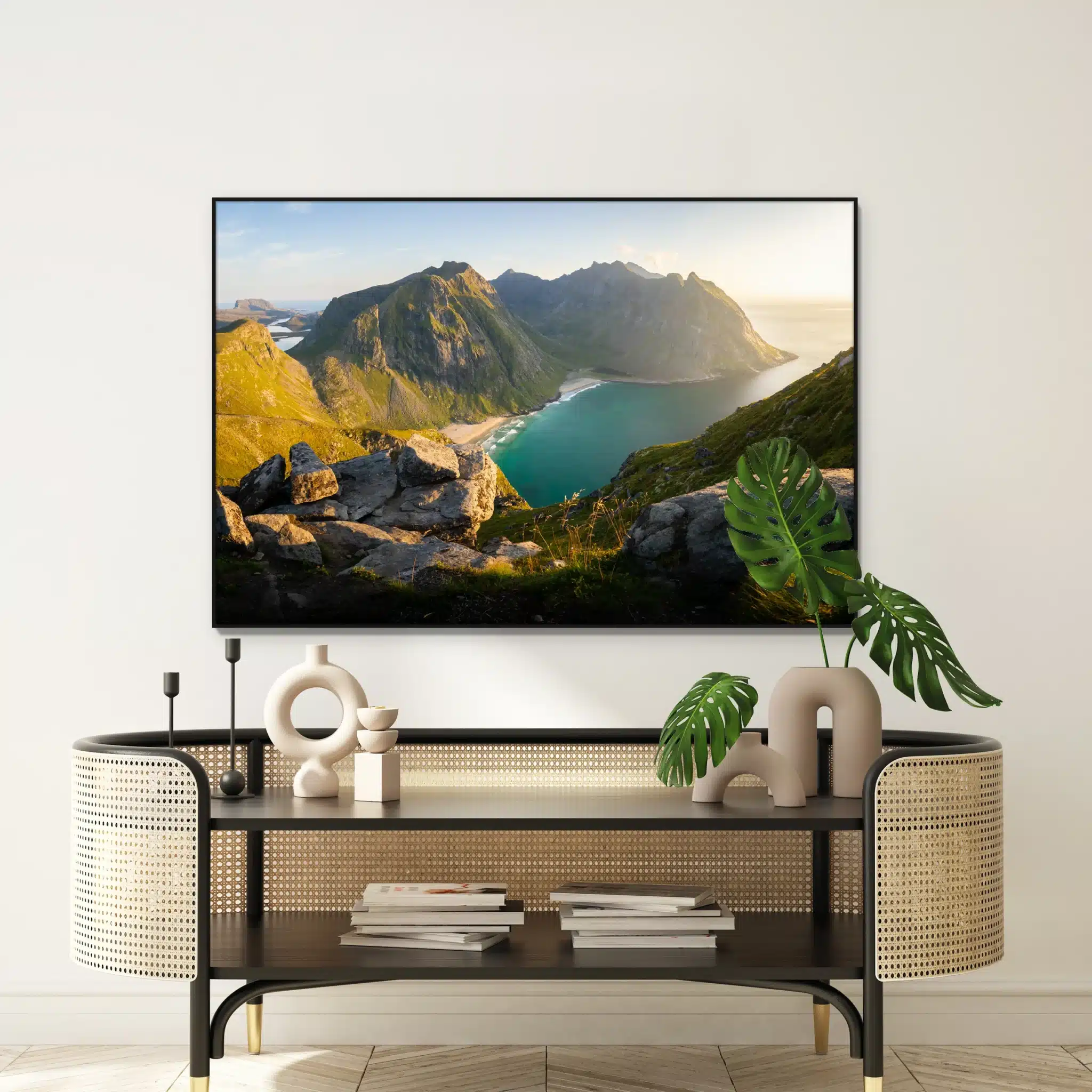 Beloond met uitzicht over Kvalvika als artframe met slank zwart frame aan de muur
