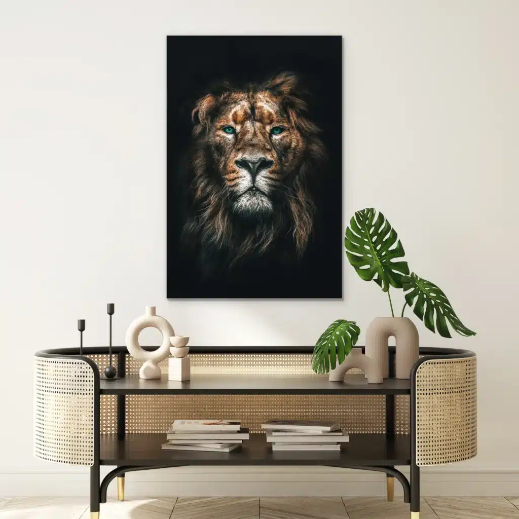 Leeuw portret aan een witte muur boven een rotan console met een monstera