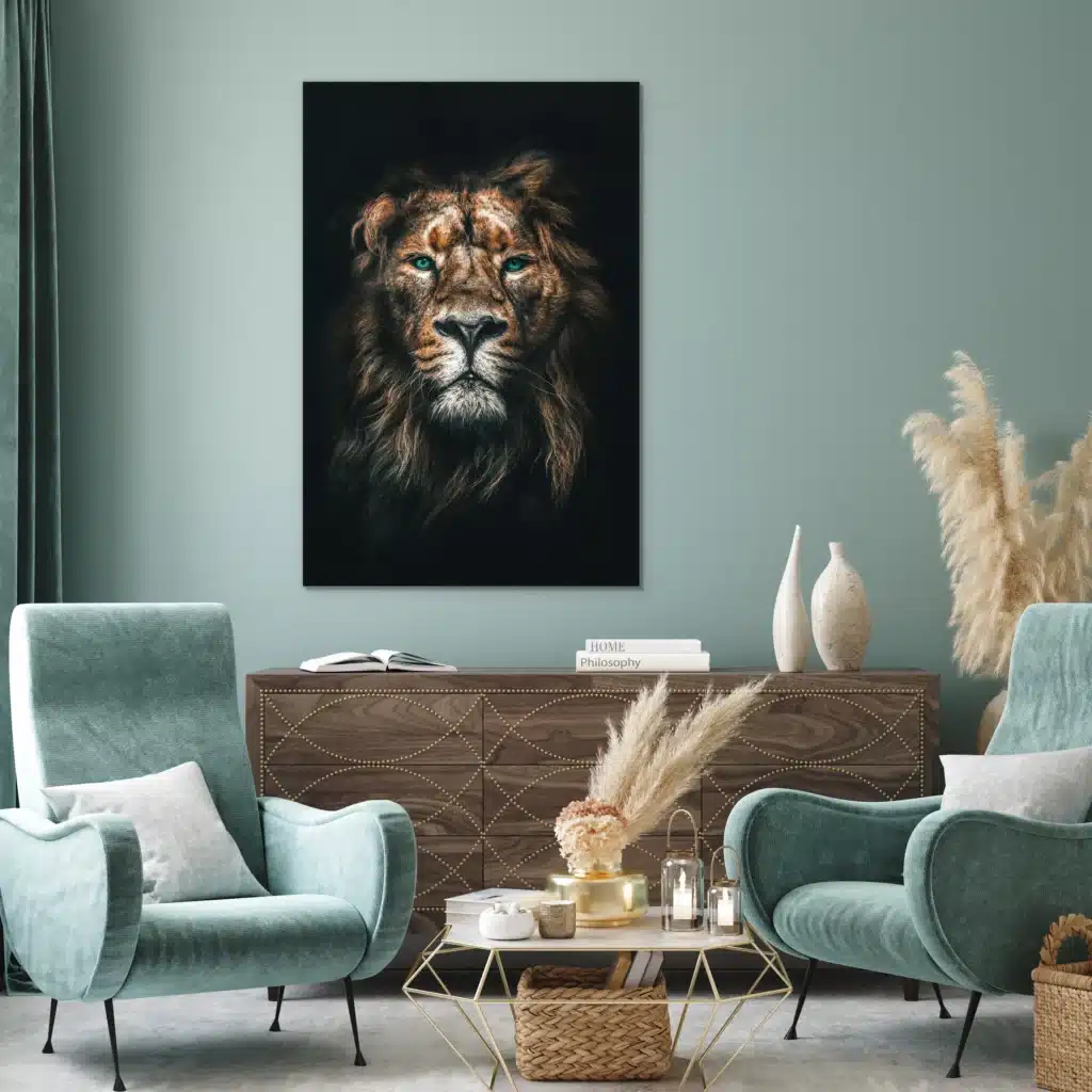 Leeuw portret aan een lichtgroene muur boven een notenhouten dressoir tussen twee fluwelen fauteuils
