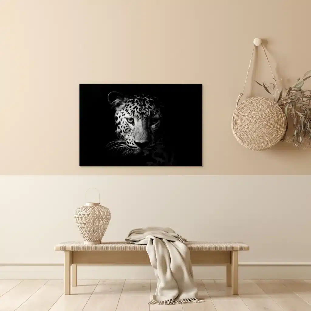 Luipaard portret aan een beige muur boven een geweven bankje