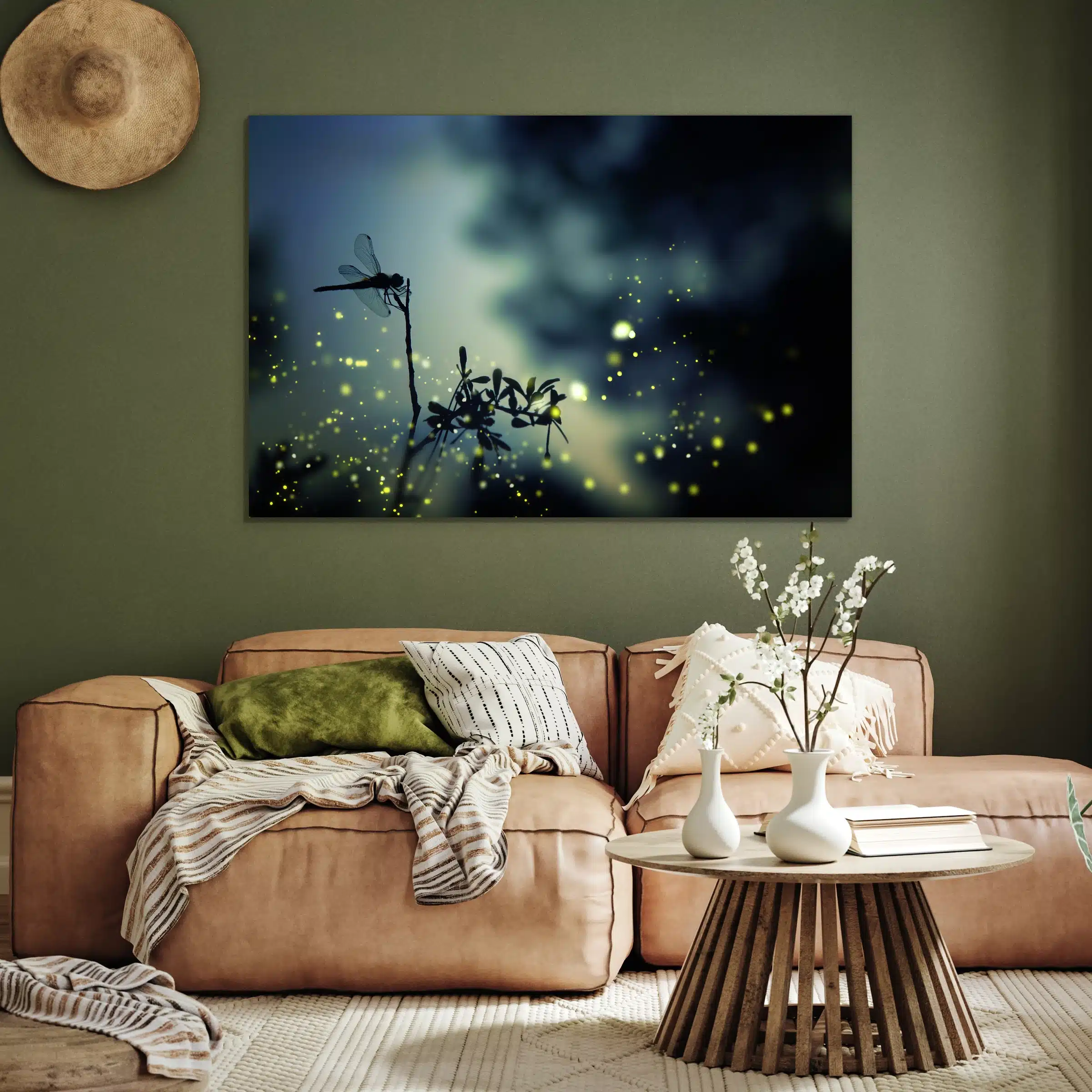 Magische libellen aan een olijfgroene muur boven een cognac bank met een ronde houten salontafel