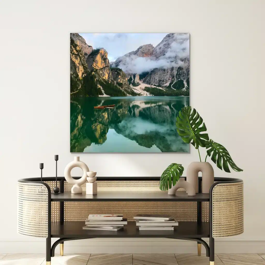Meer met kano's boven een rotan console met een monstera