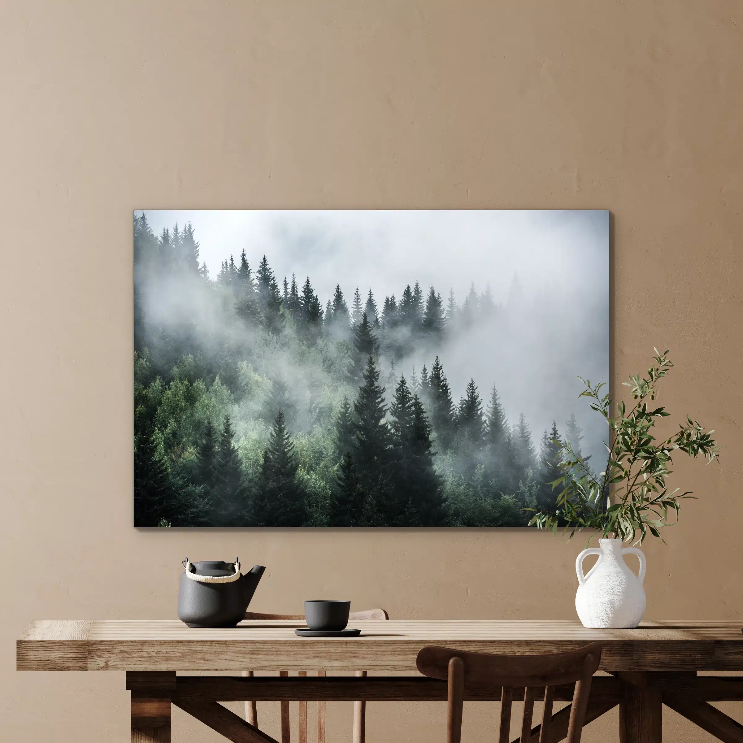 Mistig bos boven een houten eettafel tegen een zandkleurige muur