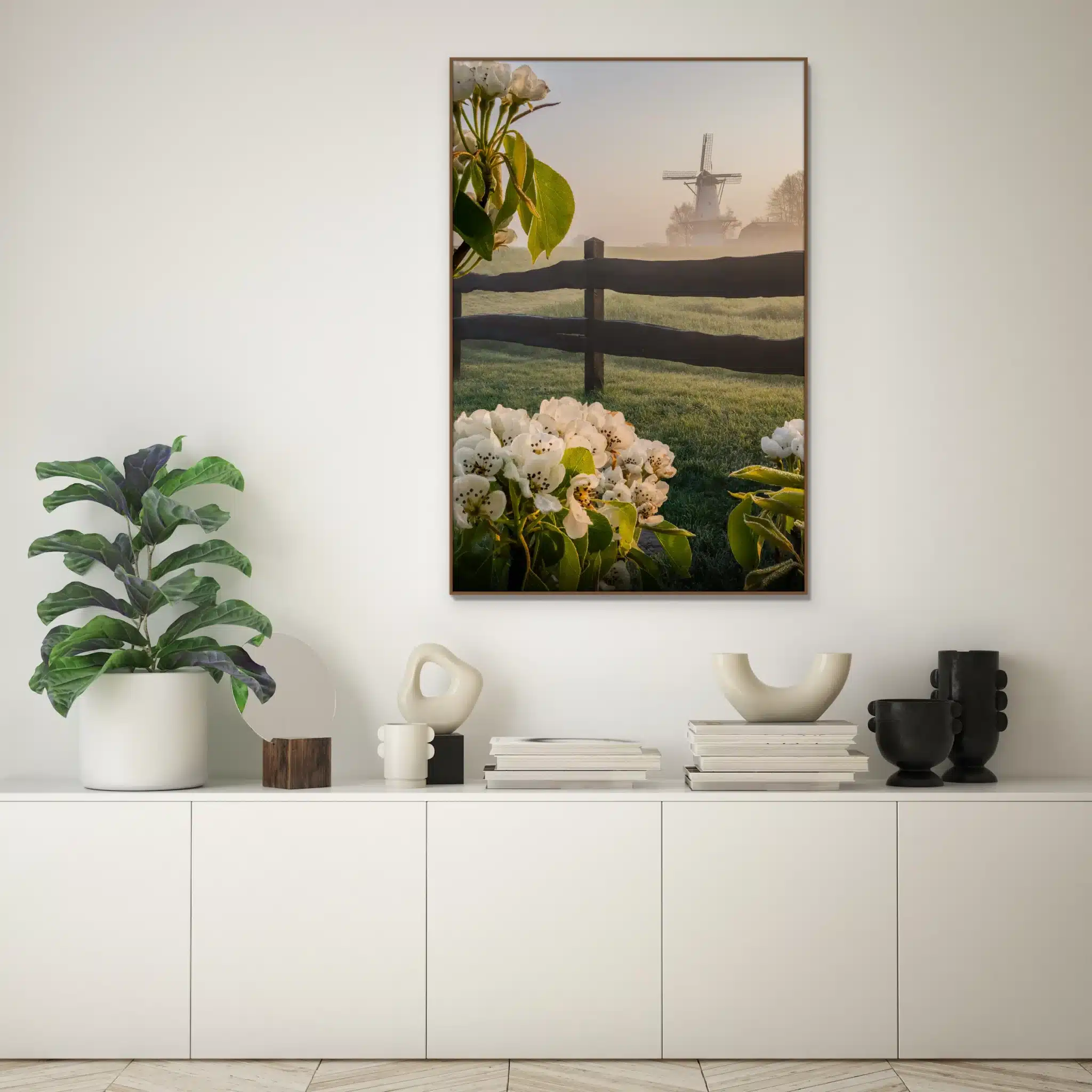 Bloesem wanddecoratie met houten frame boven een dressoir: molen De Vlinder achter een houten hek met perenbloesem