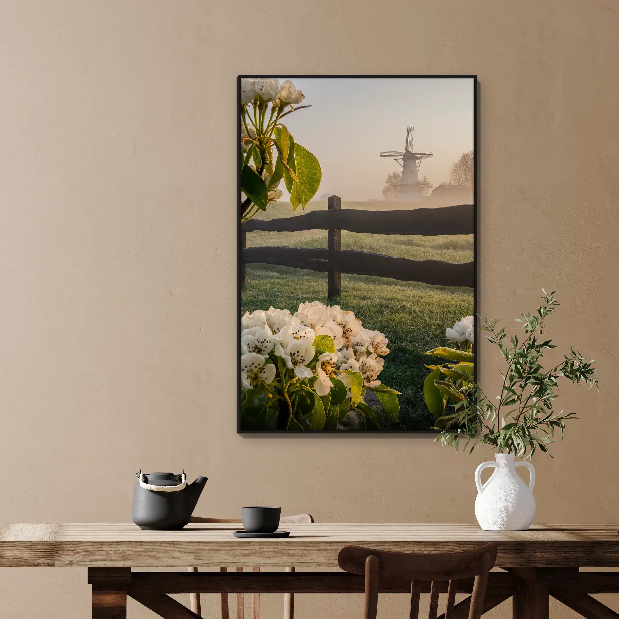 Bloesem bij de molen als artframe met slank zwart frame aan de muur