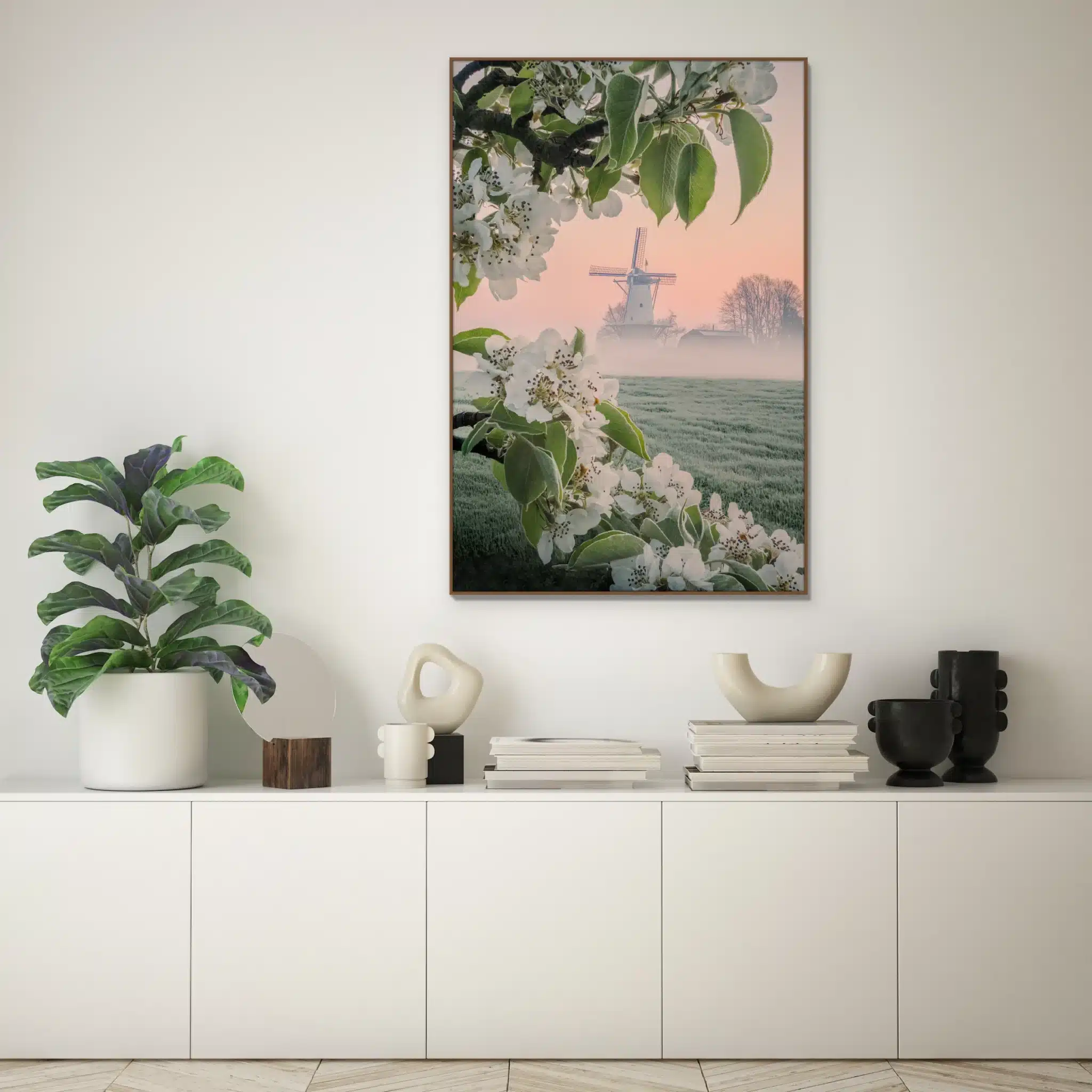 Lente wanddecoratie met houten frame boven een wit dressoir: Lente in Nederland