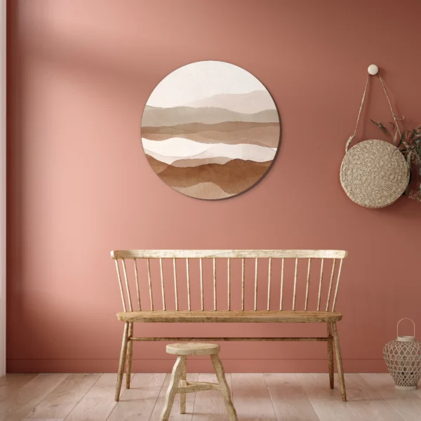Muurcirkel abstracte duinen aan een terracotta muur boven een houten bank