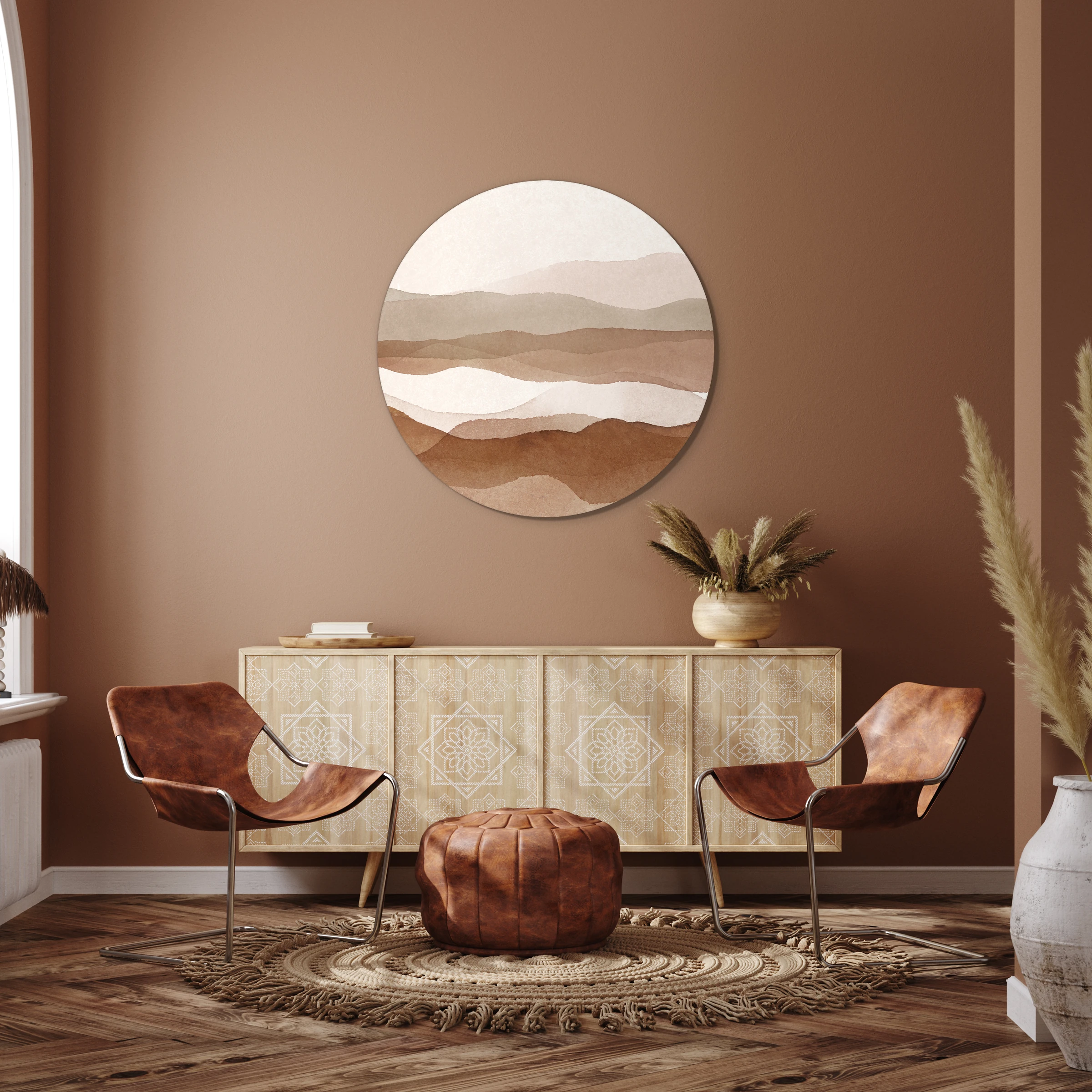 Muurcirkel abstracte duinen aan een terracotta muur boven een dressoir