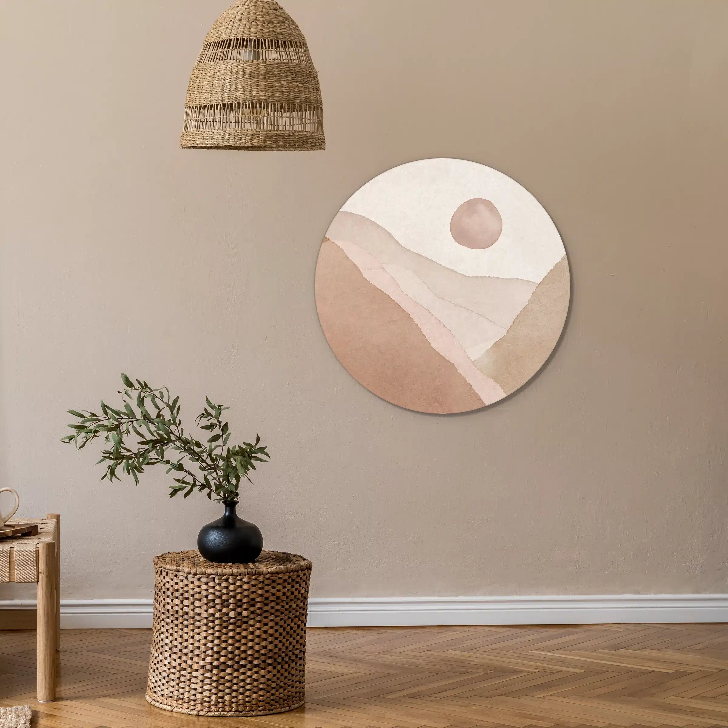 Muurcirkel abstracte bergvallei aan een zandkleurige muur