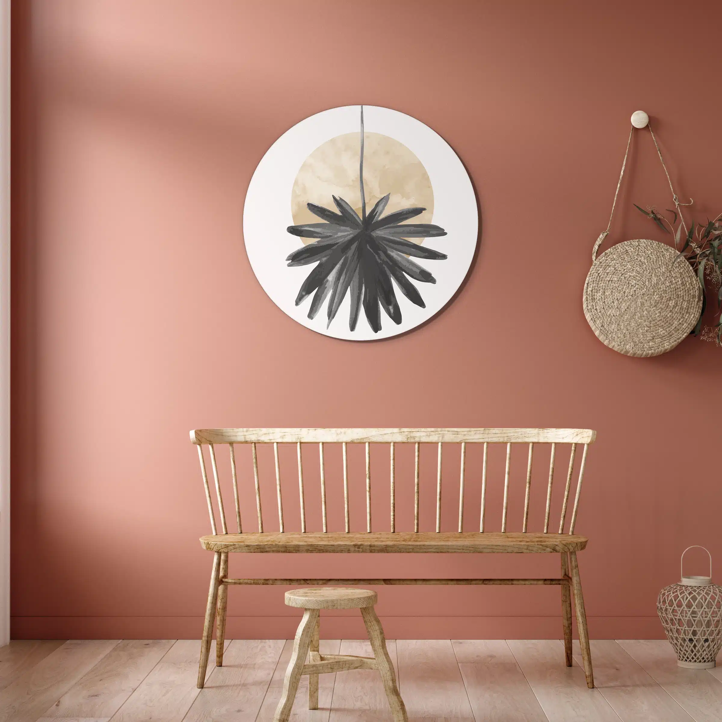 Muurcirkel abstracte hangende bloem boven een houten spijlenbank tegen een terracotta muur