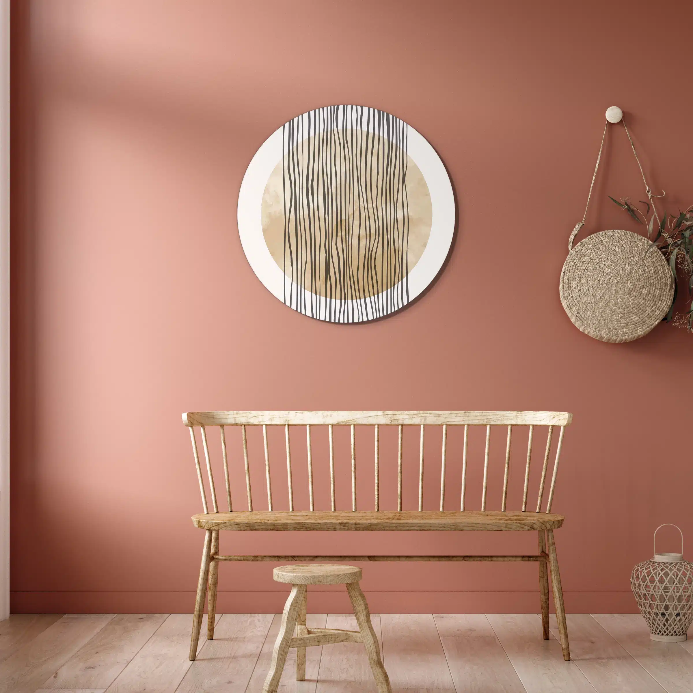 Muurcirkel abstracte vallende strepen boven een houten bank tegen een terracotta muur