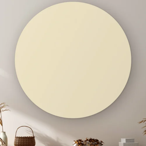 Muurcirkel Beige aan de muur boven een kast met een rieten mandje