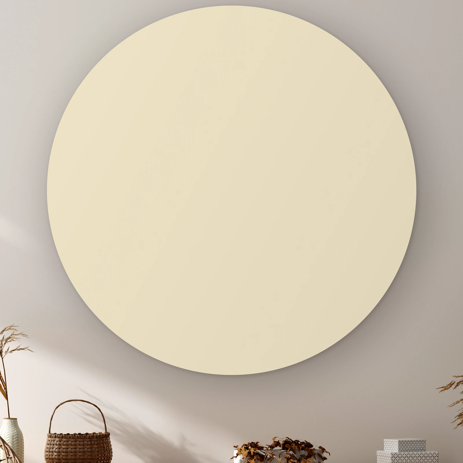 Muurcirkel Beige aan de muur boven een kast met een rieten mandje