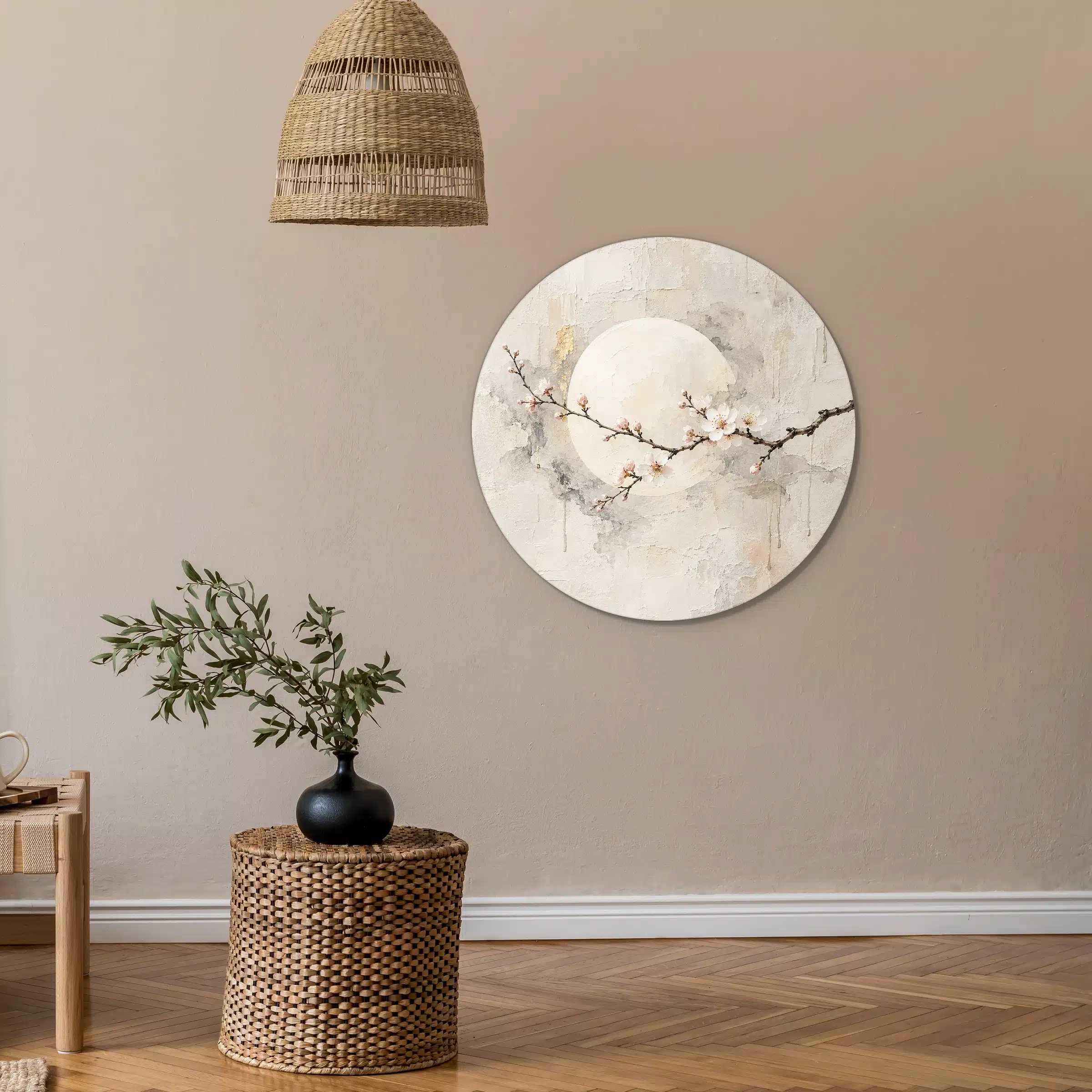 Japandi schilderij bloemen als muurcirkel aan een zandkleurige muur