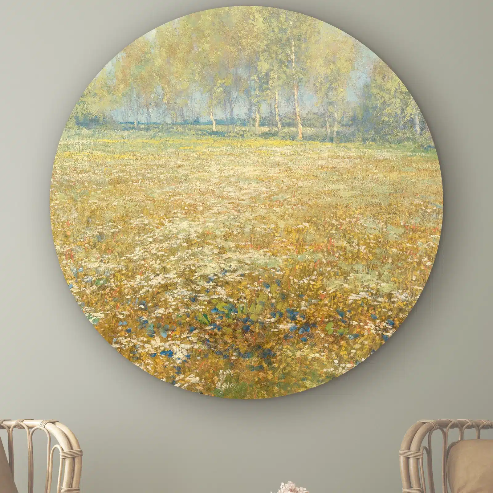 Bloemenweide schilderij als muurcirkel: weide vol witte en gele bloemen met een rij bomen, Egbert Schaap