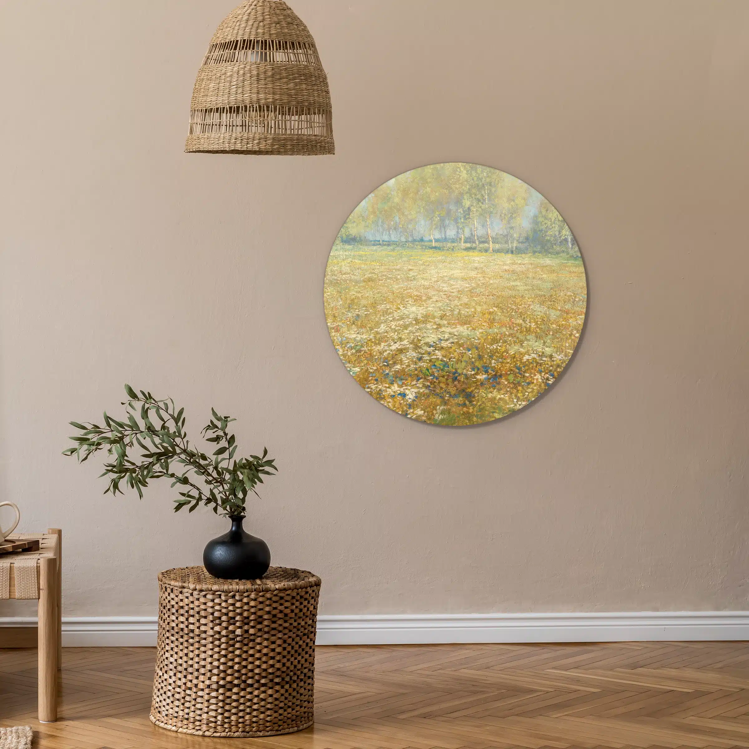 Bloemenweide schilderij als muurcirkel aan een zandkleurige muur