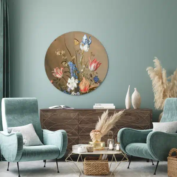 Schilderij bloemen in vaas als muurcirkel in een woonkamer met blauwgroene fauteuils