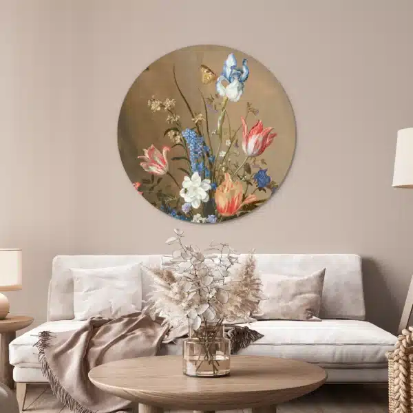 Schilderij bloemen in vaas als muurcirkel in een lichte woonkamer boven de bank