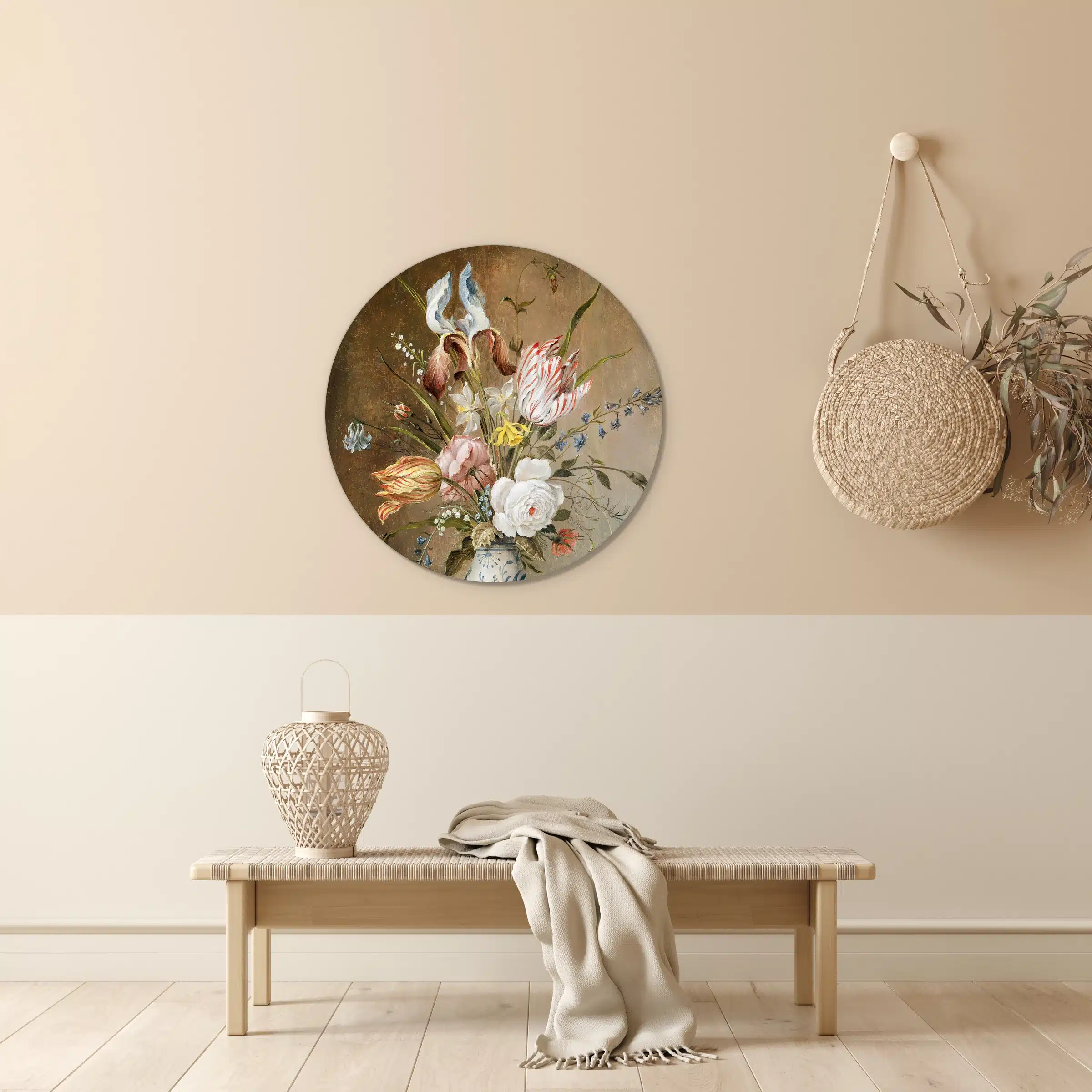 Rond schilderij bloemen als muurcirkel in een lichte hal boven een houten bankje