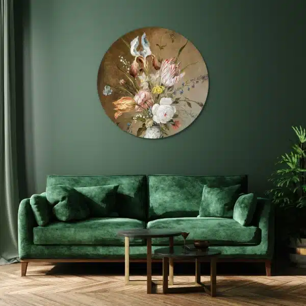 Rond schilderij bloemen als muurcirkel aan een groene muur boven een fluwelen bank