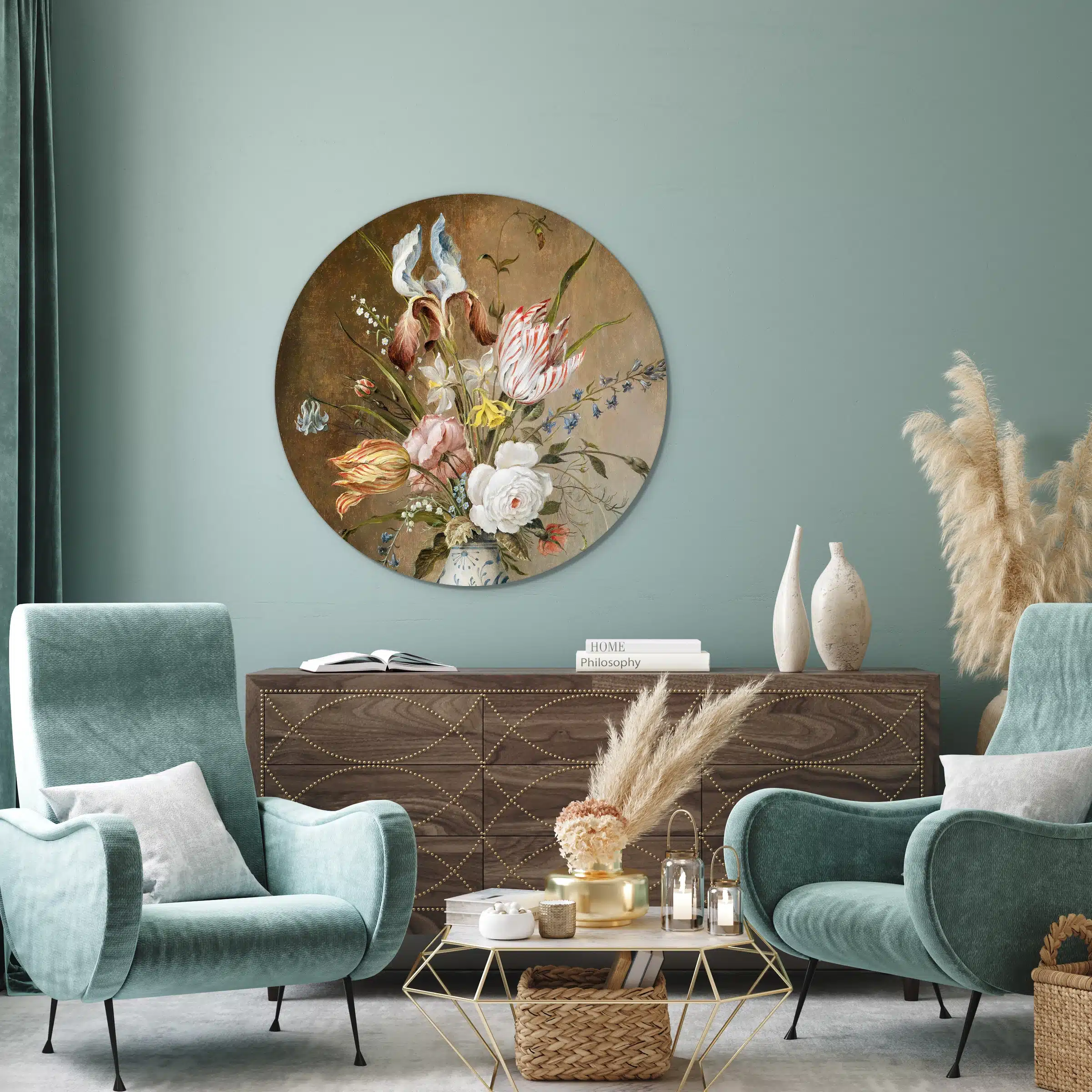 Rond schilderij bloemen als muurcirkel in een woonkamer met blauwgroene fauteuils