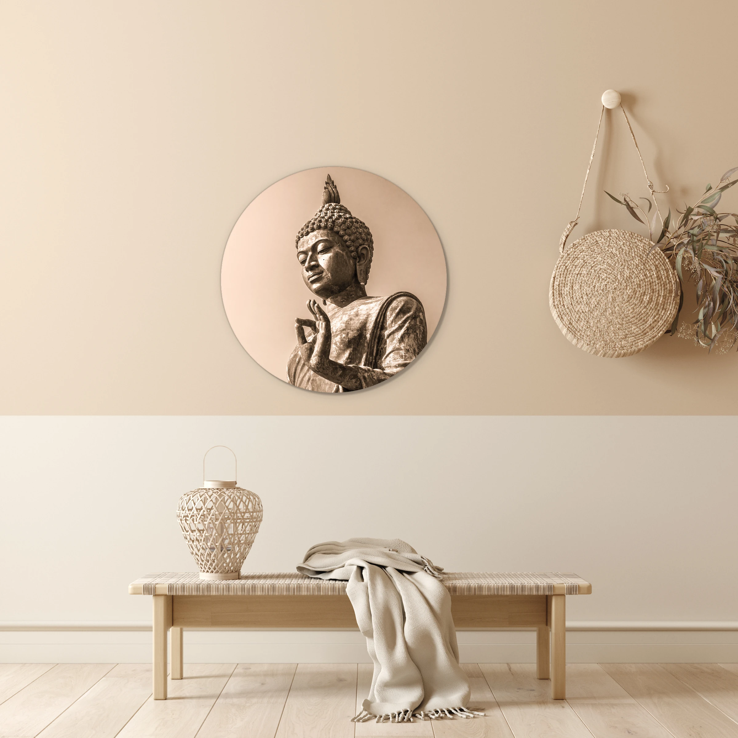 Muurcirkel boeddhabeeld aan een beige wand boven een houten bankje met een plaid