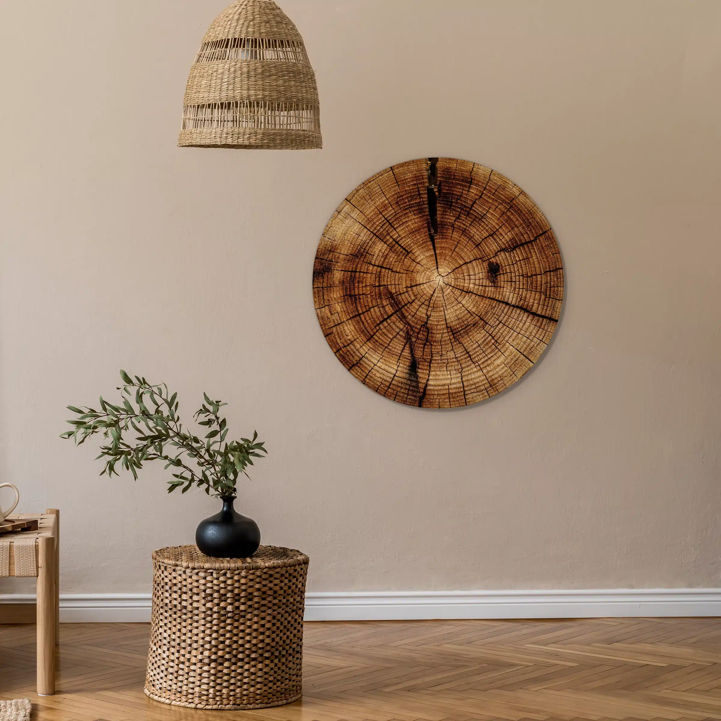 Muurcirkel Boomstam aan de muur naast een daybed en een rieten hanglamp