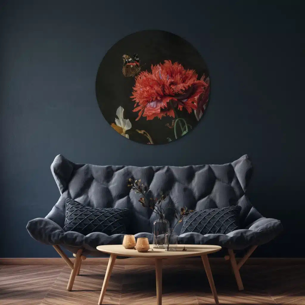 Muurcirkel close-up stilleven met rode papaver boven een grijze bank tegen een donkerblauwe muur