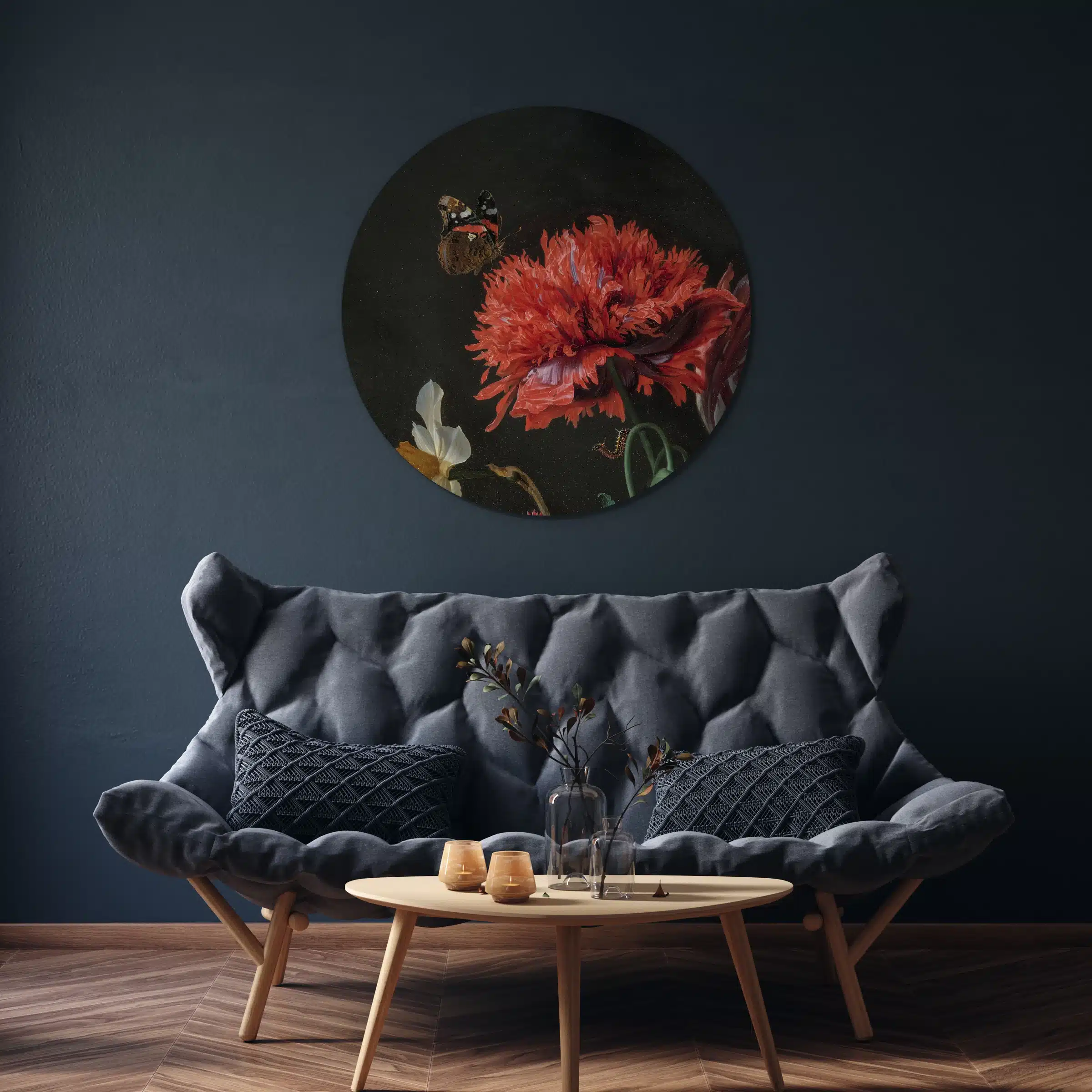 Muurcirkel close-up stilleven met rode papaver boven een grijze bank tegen een donkerblauwe muur