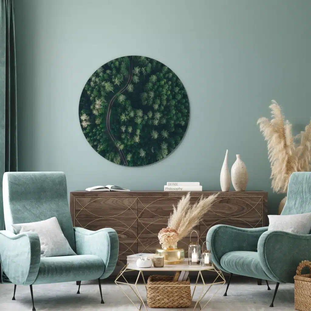 Muurcirkel de groene weg boven een notenhouten dressoir tussen twee mintgroene fluwelen fauteuils