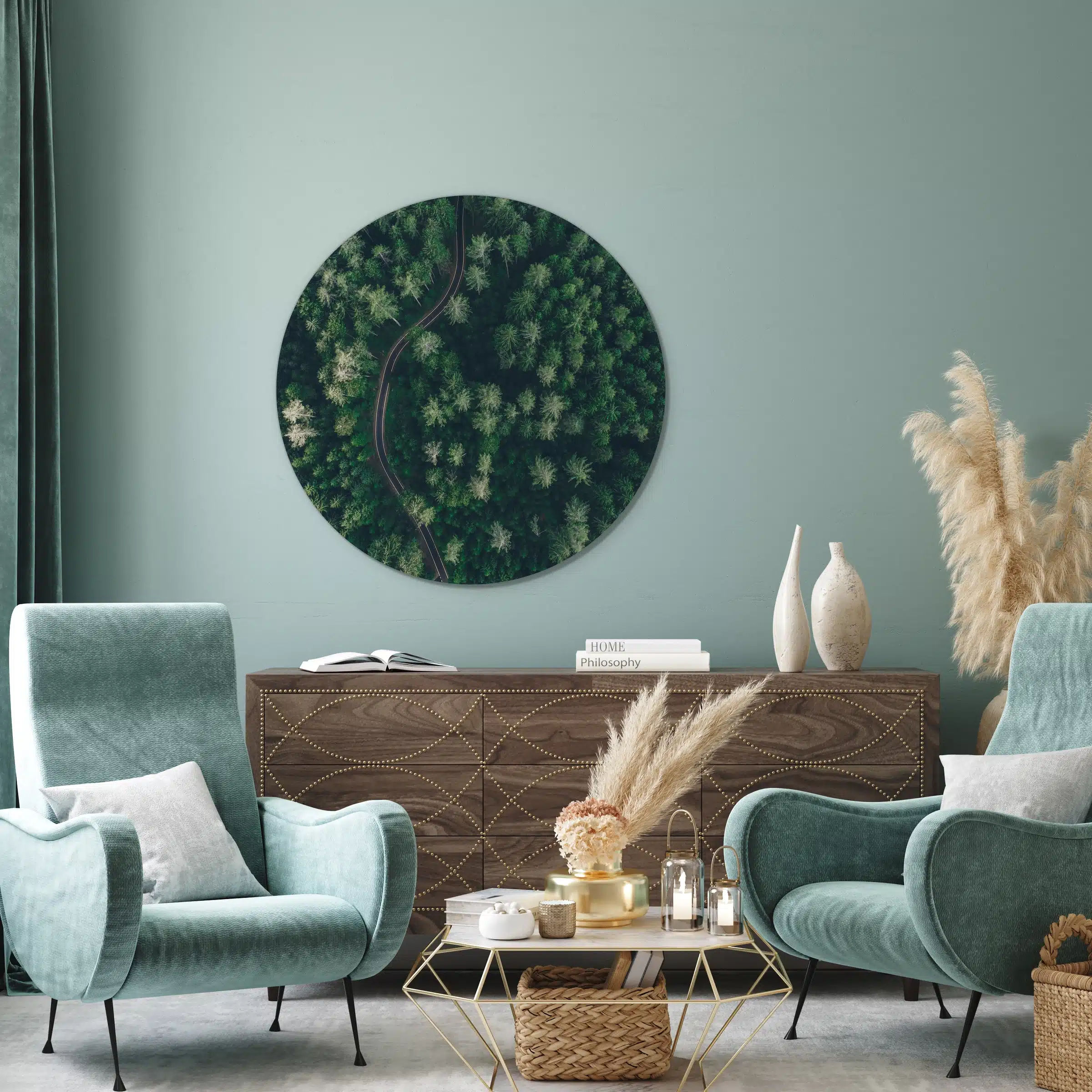 Muurcirkel de groene weg boven een notenhouten dressoir tussen twee mintgroene fluwelen fauteuils