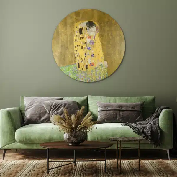 Klimt schilderij als muurcirkel aan een groene muur boven de bank