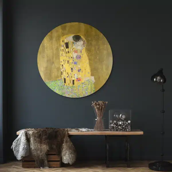 Klimt schilderij als muurcirkel aan een donkerblauwe muur boven een houten bankje