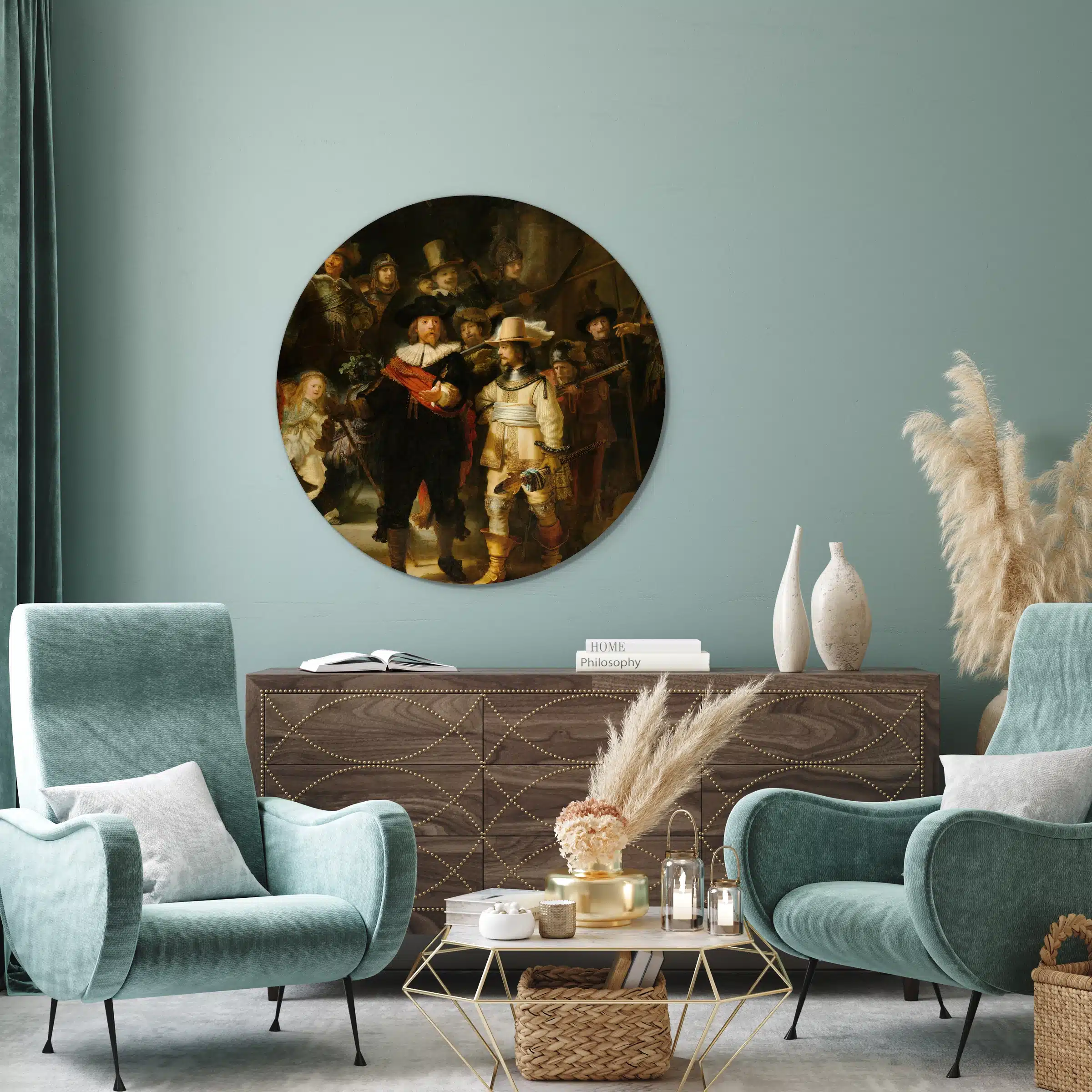 Muurcirkel De Nachtwacht van Rembrandt boven een notenhouten dressoir tussen twee fluwelen fauteuils