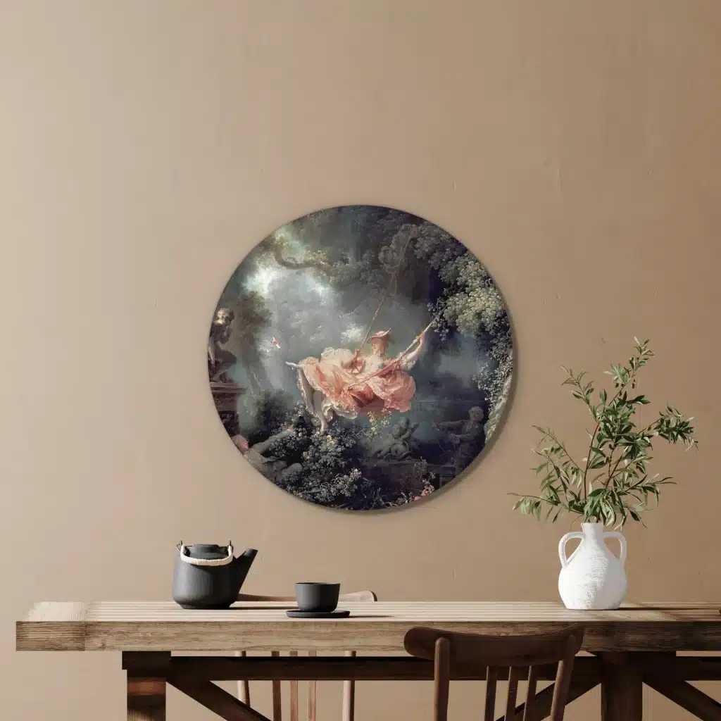 Muurcirkel de schommel van Fragonard aan een zandbeige wand boven een houten tafel met een witte kruik
