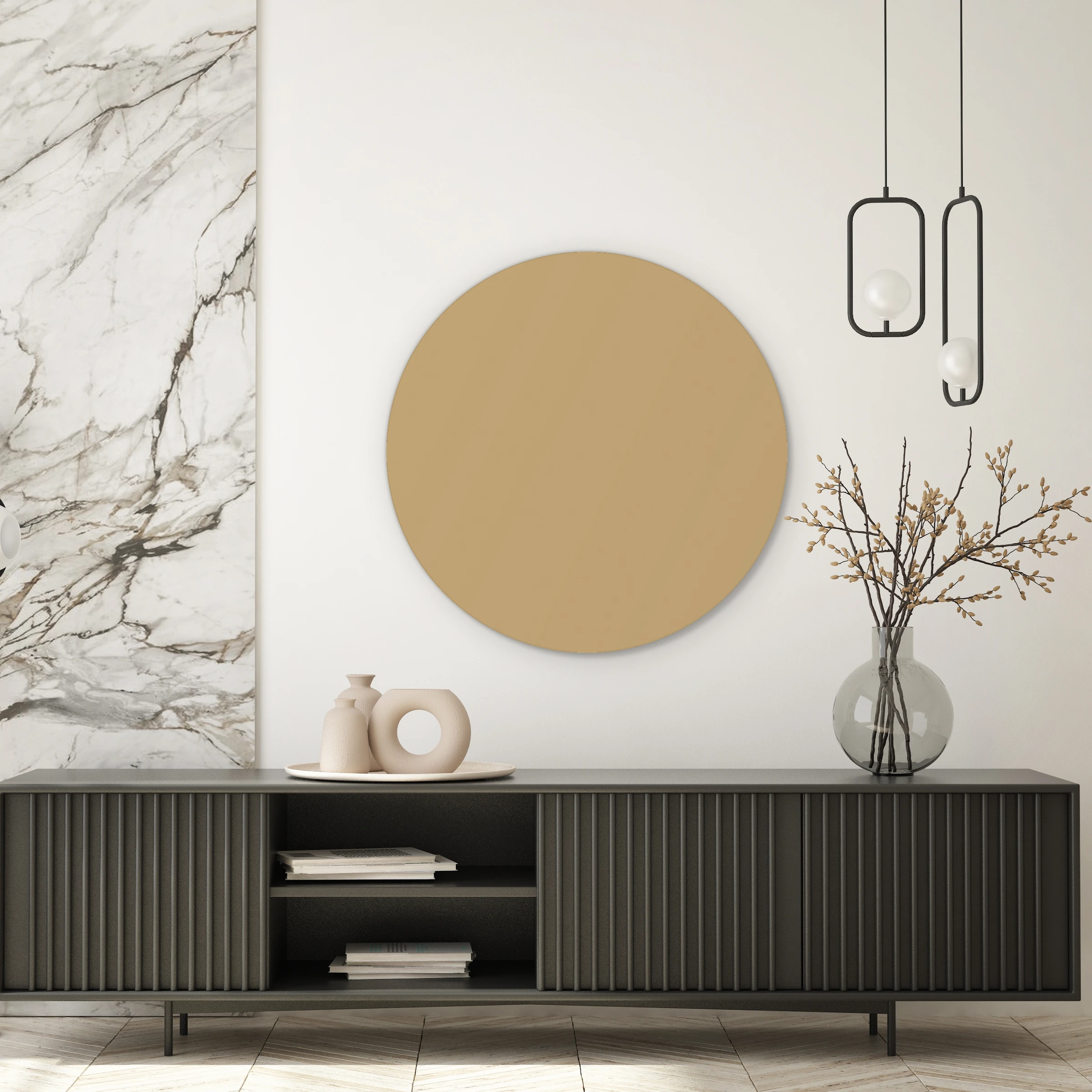 Muurcirkel donker beige boven een antraciet dressoir met zwarte hanglampjes naast een marmeren wand