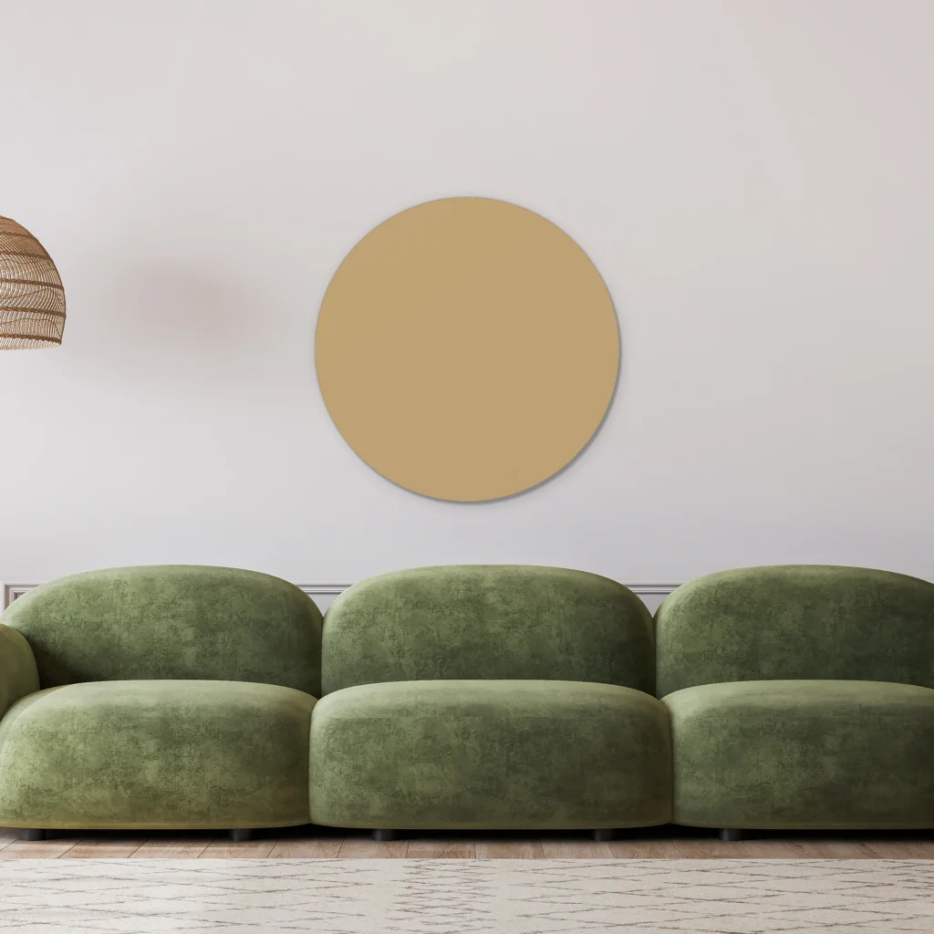 Muurcirkel donker beige boven een groene fluwelen bank tegen een lichte muur