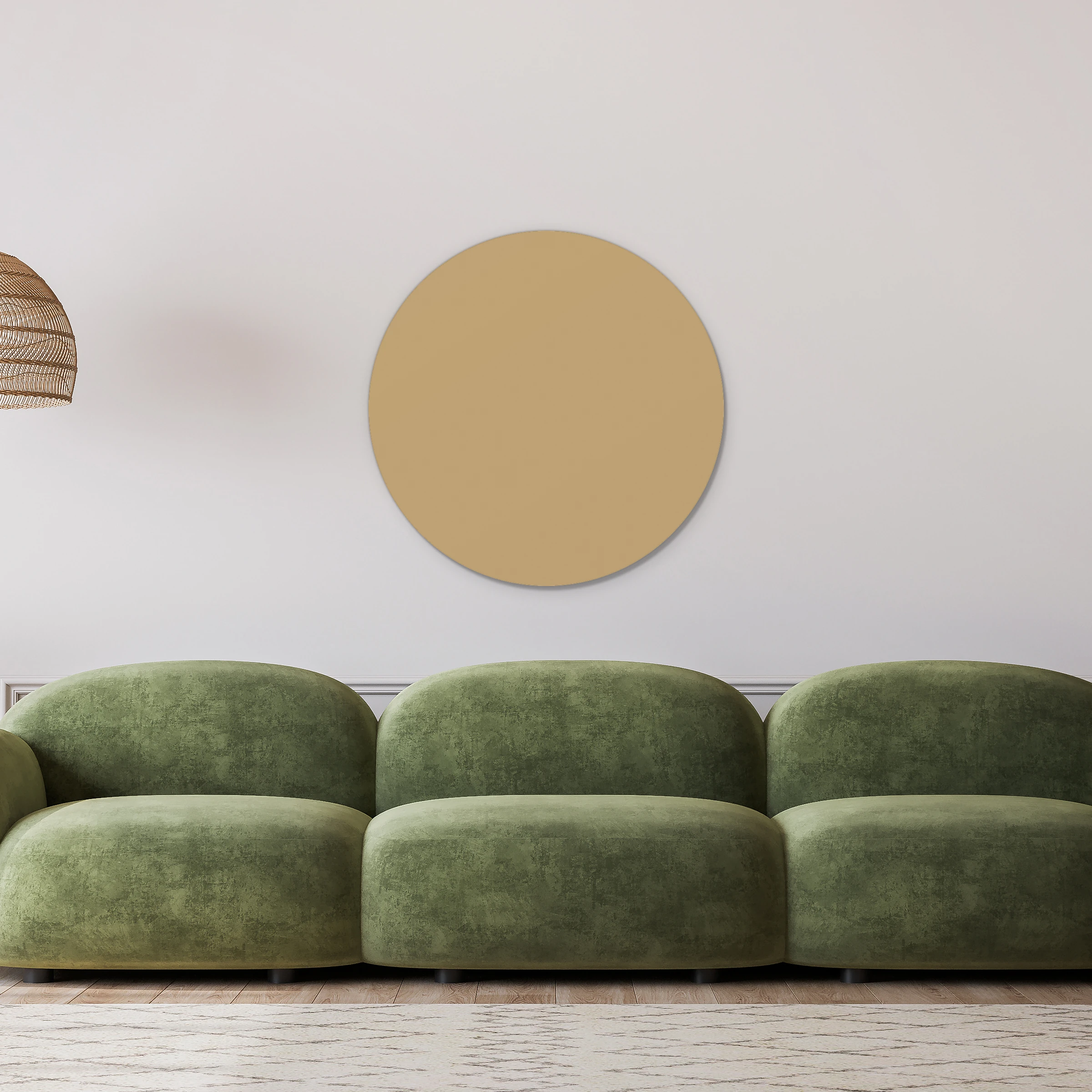 Muurcirkel donker beige boven een groene fluwelen bank tegen een lichte muur