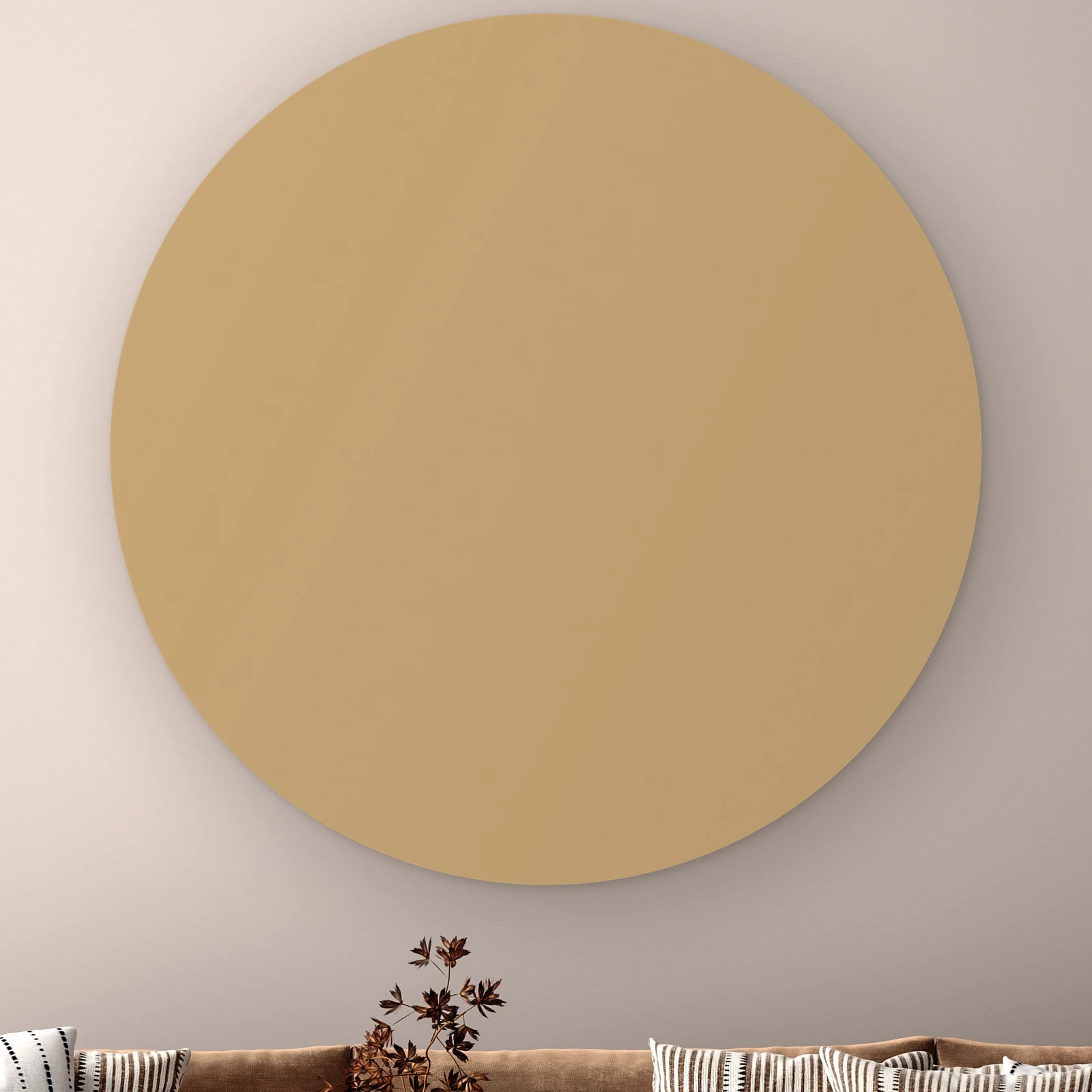 Muurcirkel Donker beige aan de muur boven een bank met gestreepte kussens
