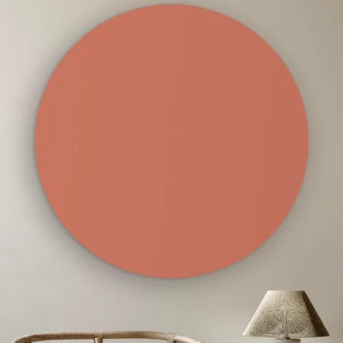 Muurcirkel Donker nude pink aan de muur boven een rotan stoel en een tafellamp