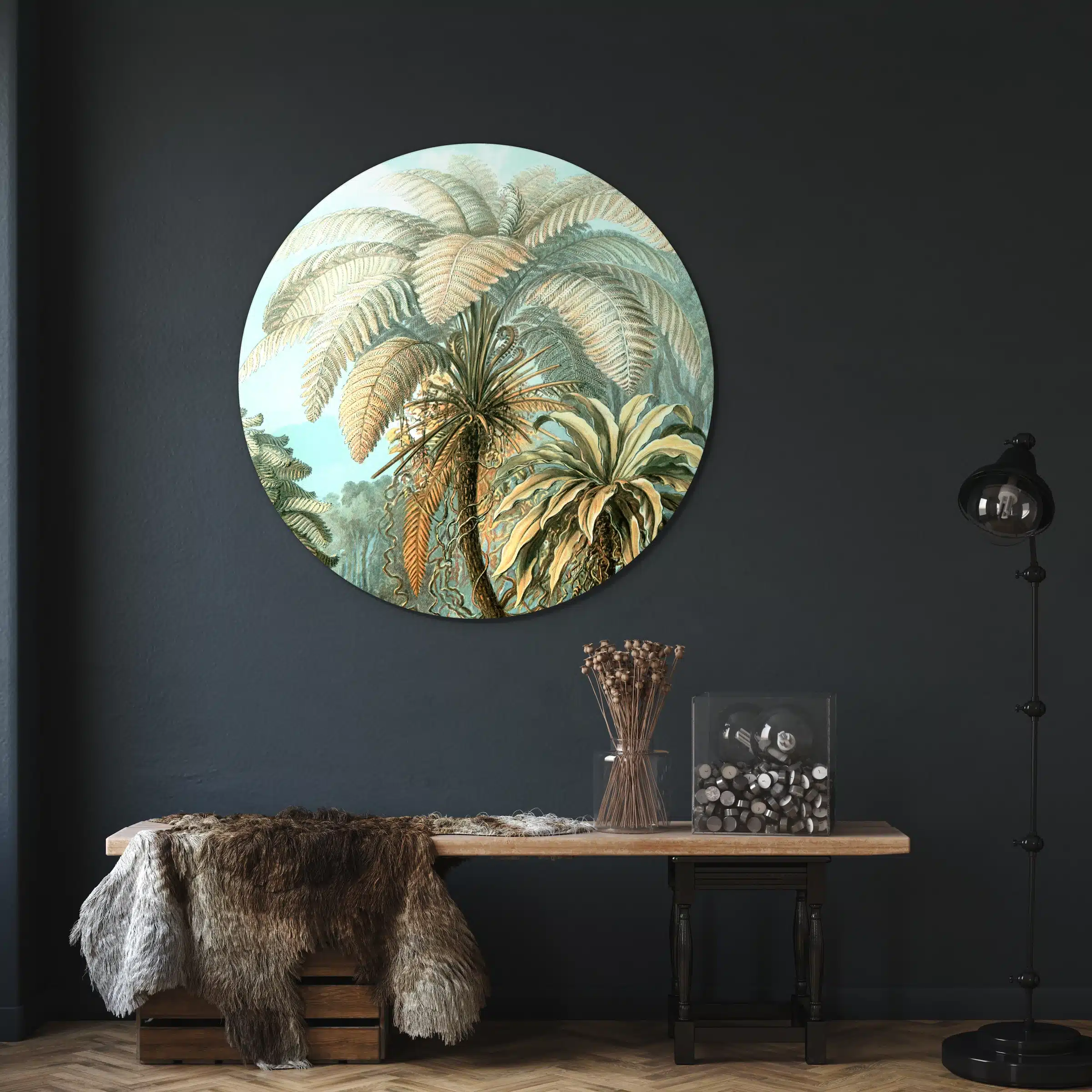 Muurcirkel filicinae in kleur van Ernst Haeckel boven een oude houten console tegen een donkerblauwe muur