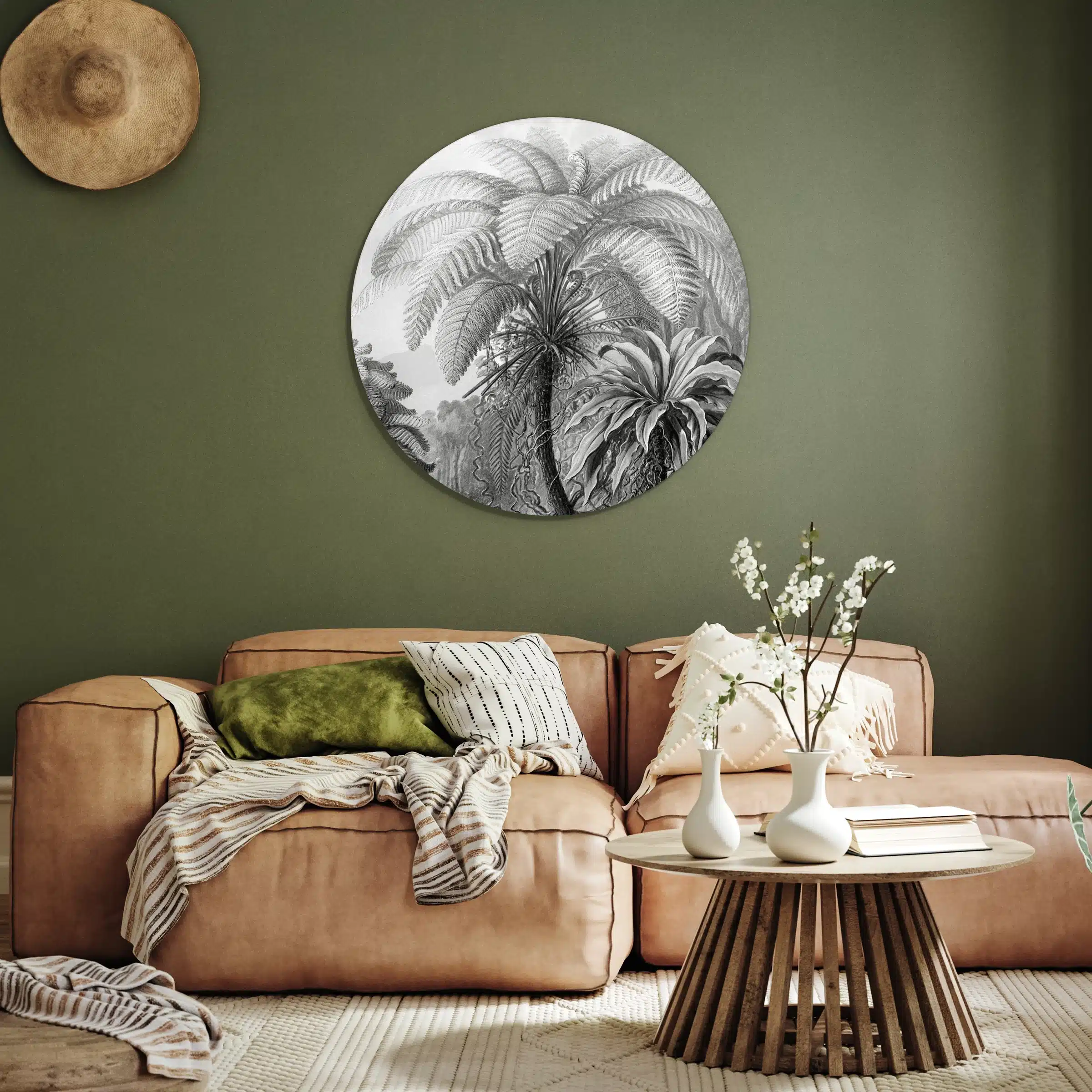 Muurcirkel filicinae zwart wit van Ernst Haeckel boven een cognac leren bank tegen een olijfgroene muur