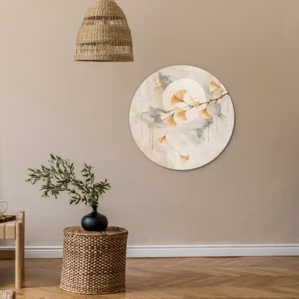 Ginkgo schilderij als muurcirkel aan een zandkleurige muur
