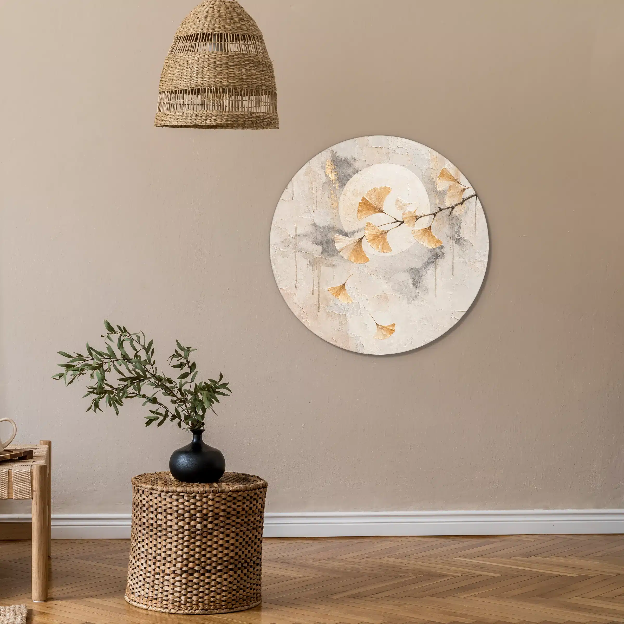 Ginkgo schilderij als muurcirkel aan een zandkleurige muur