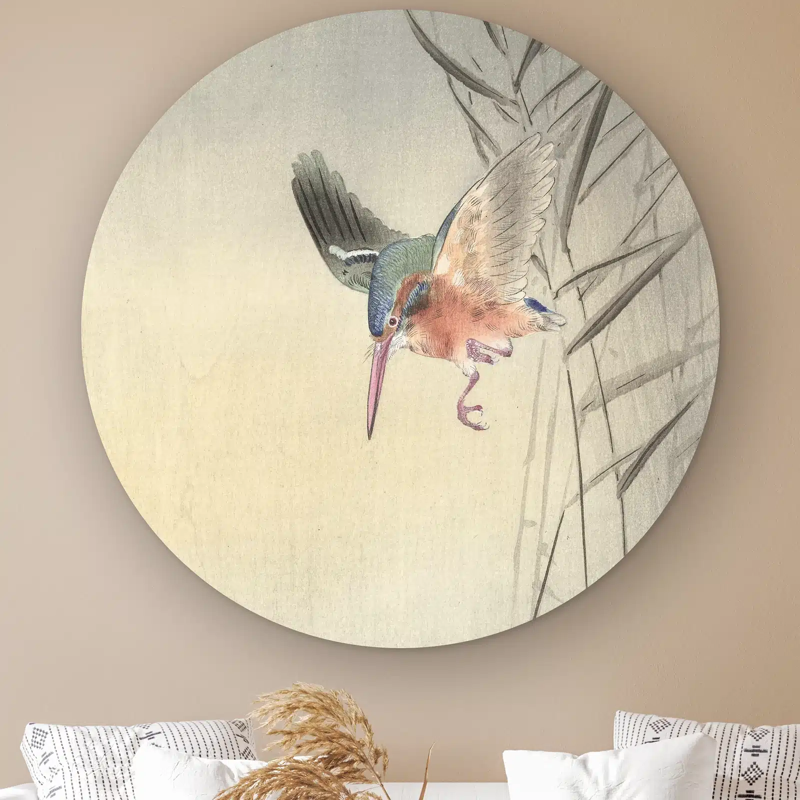 Ijsvogel schilderij rond als muurcirkel: duikende ijsvogel langs rietstengels, prent van Ohara Koson