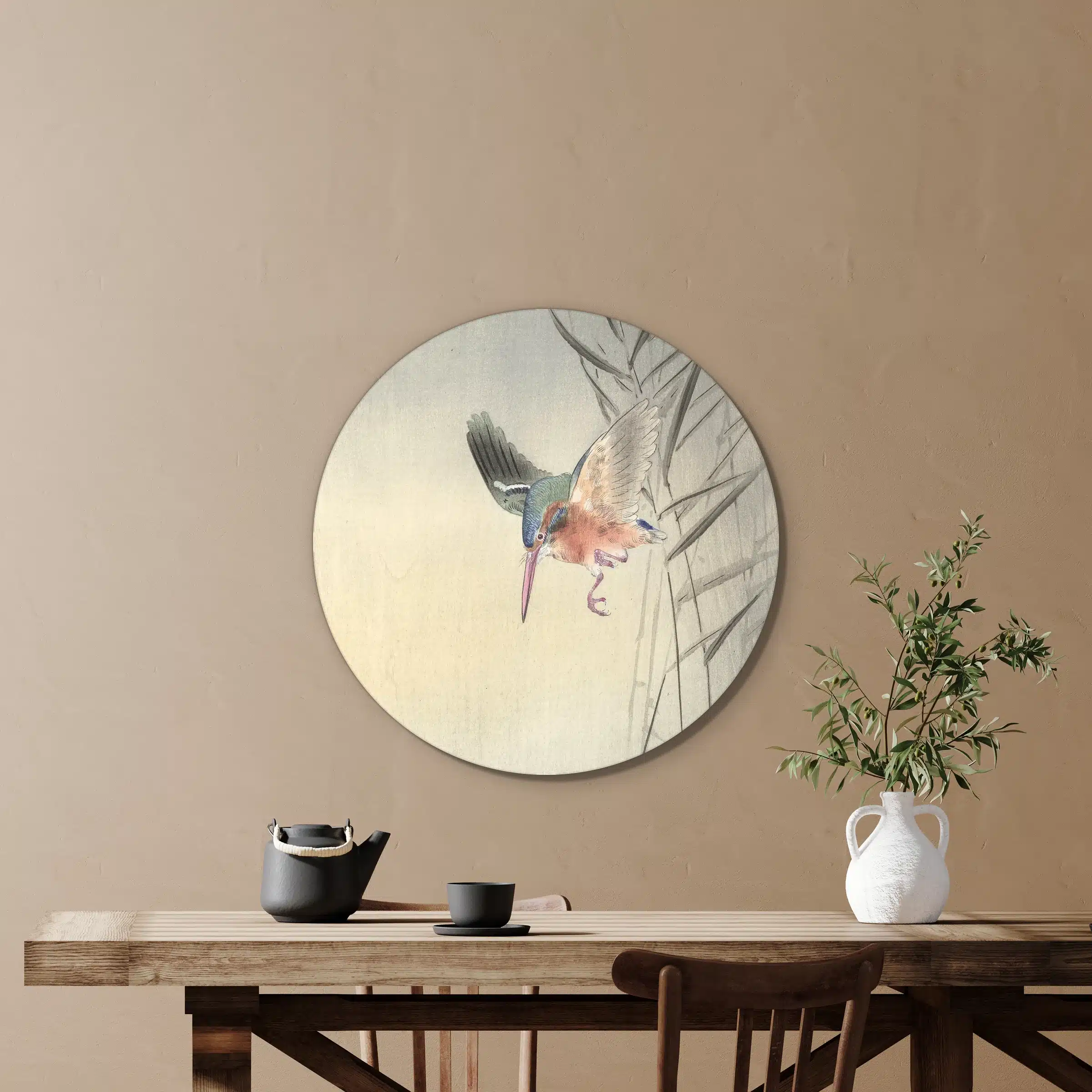 Ijsvogel schilderij rond als muurcirkel in een eetkamer boven de eettafel