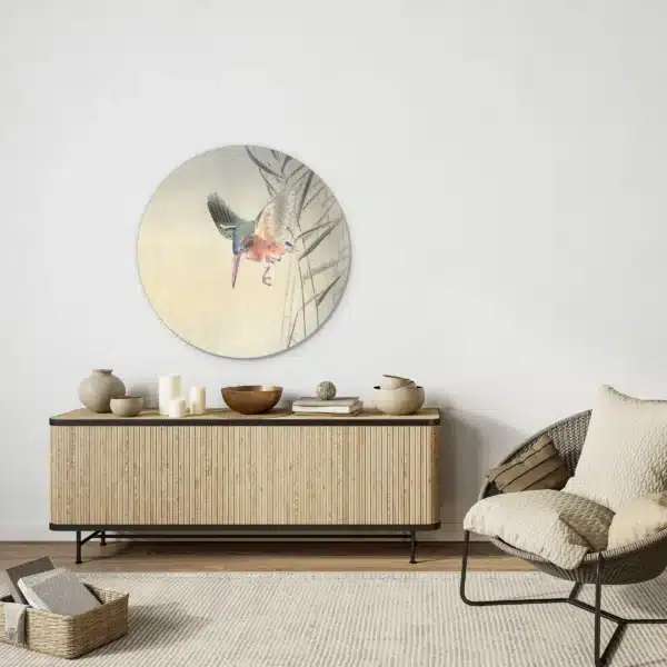 Ijsvogel schilderij rond als muurcirkel boven een licht houten dressoir