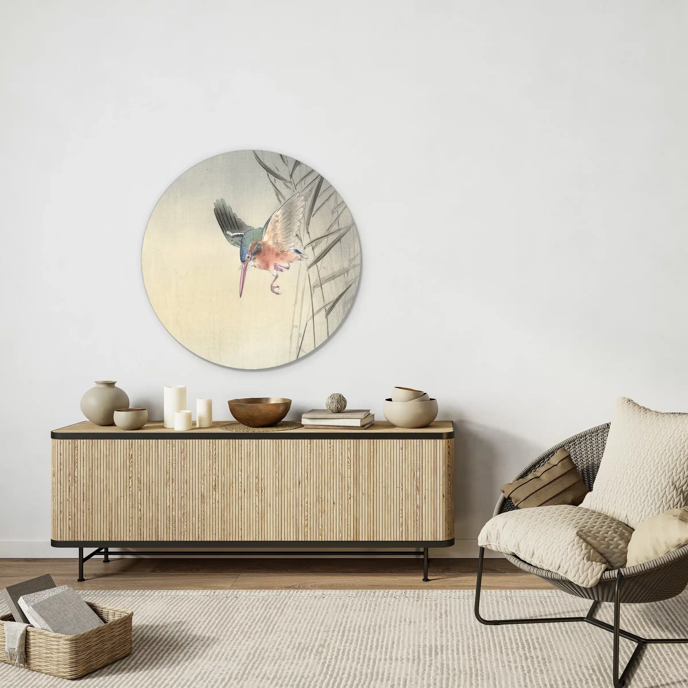Ijsvogel schilderij rond als muurcirkel boven een licht houten dressoir
