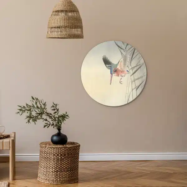 Ijsvogel schilderij rond als muurcirkel aan een zandkleurige muur