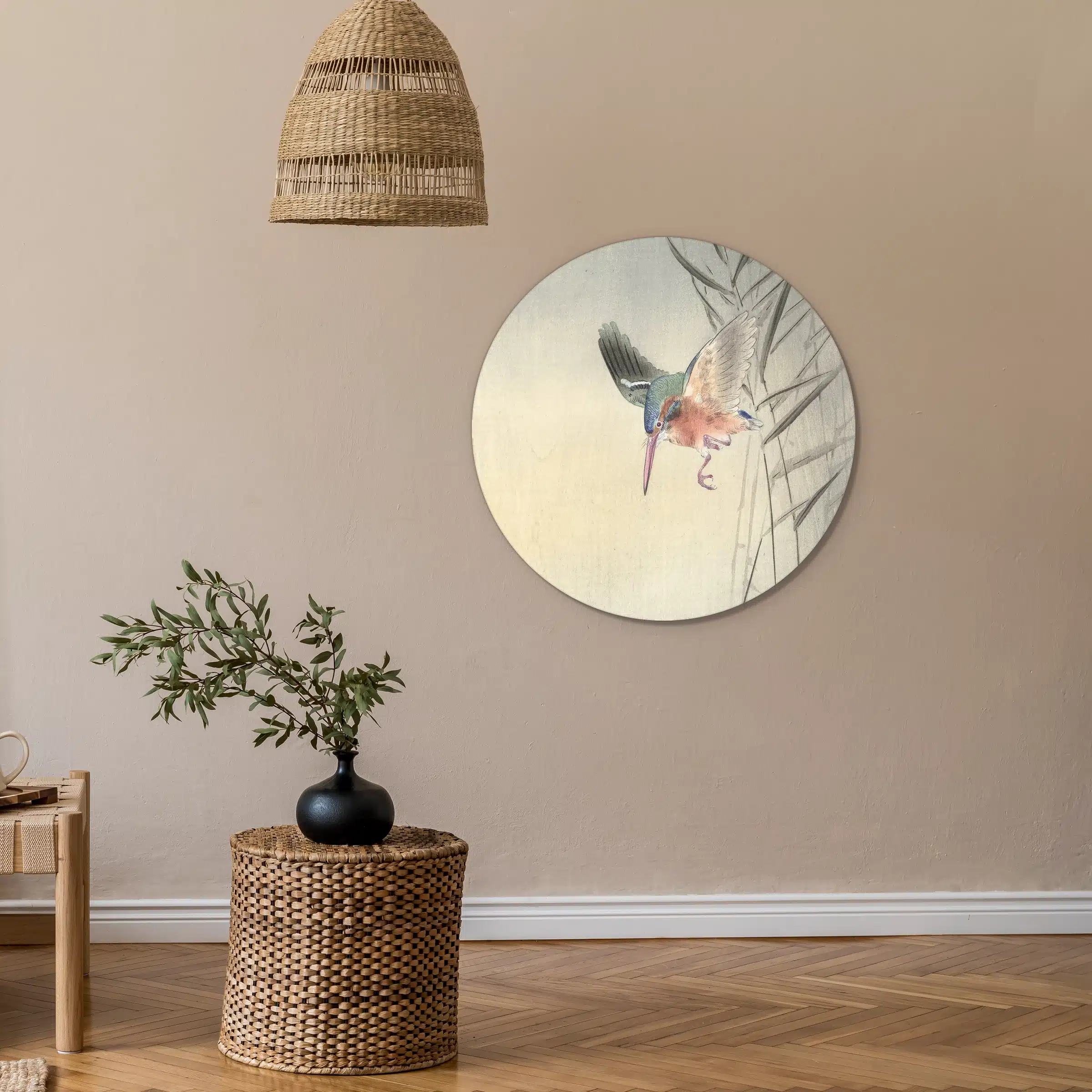Ijsvogel schilderij rond als muurcirkel aan een zandkleurige muur
